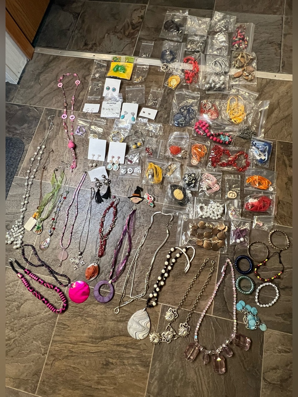 MASSIVE jewelry lot over 4lbs! 100+ pieces necklaces/earrings/bracelet/summer